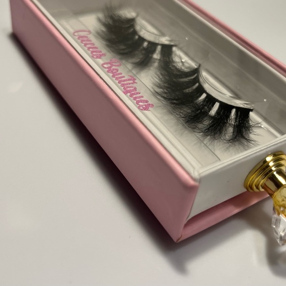 Jasmine- Fluffy False Mink Eyelashes - Picture 2 of 3